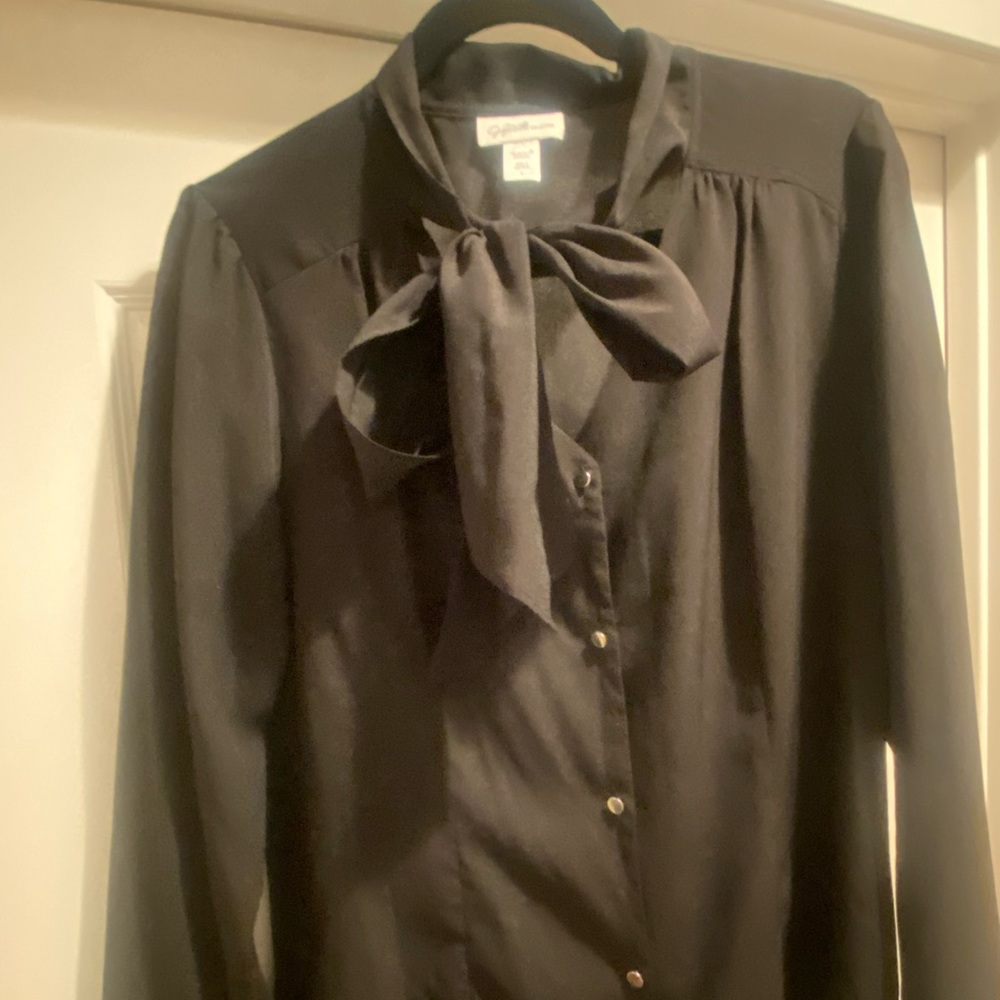 Jaclyn Smith, black blouse with Silvertone buttons